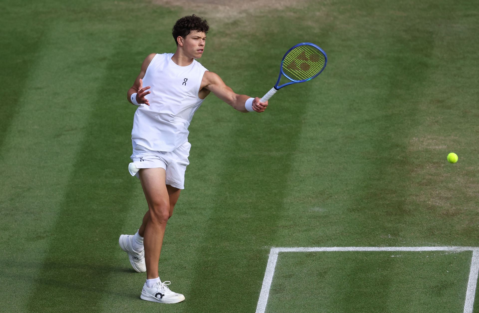 Ben Shelton hits a forehand at Wimbledon | Image Source: Getty